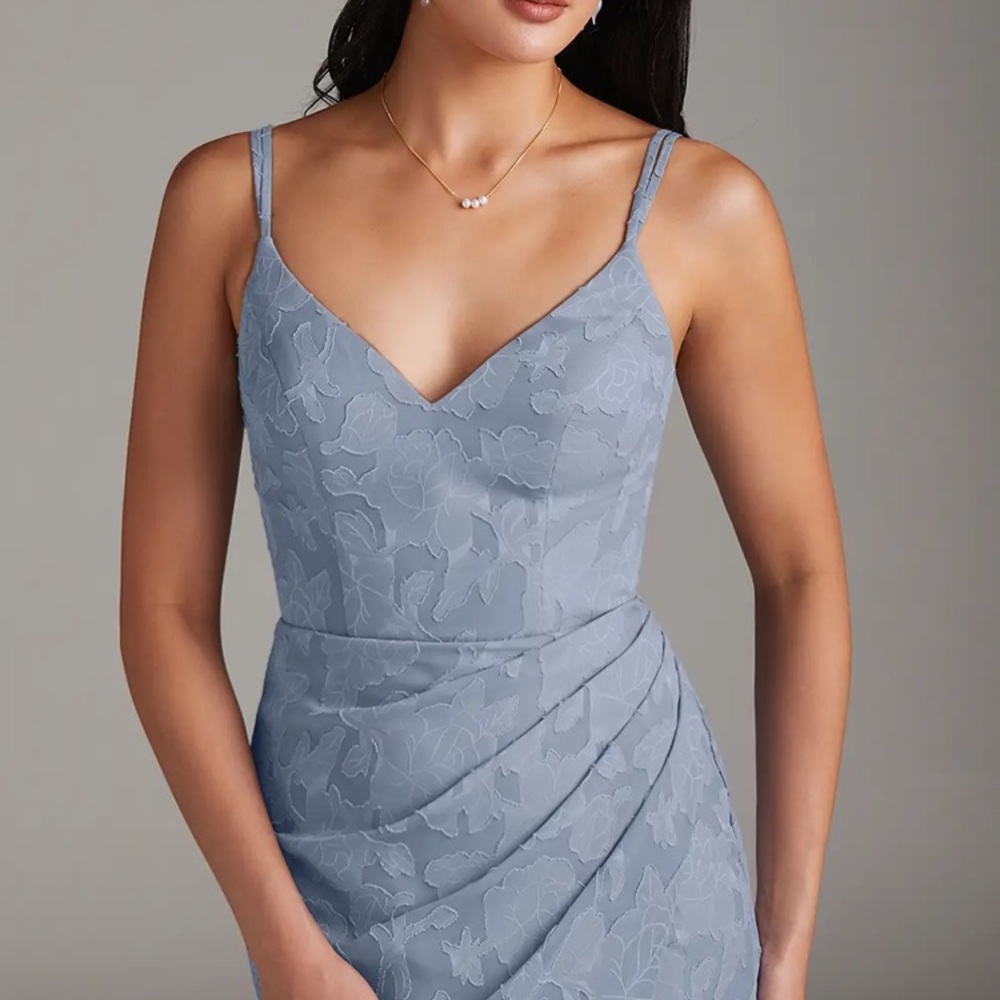 Azazie
Sleeveless V-Neck Lace Sheath Dress in Dusty Blue size 0 $120
